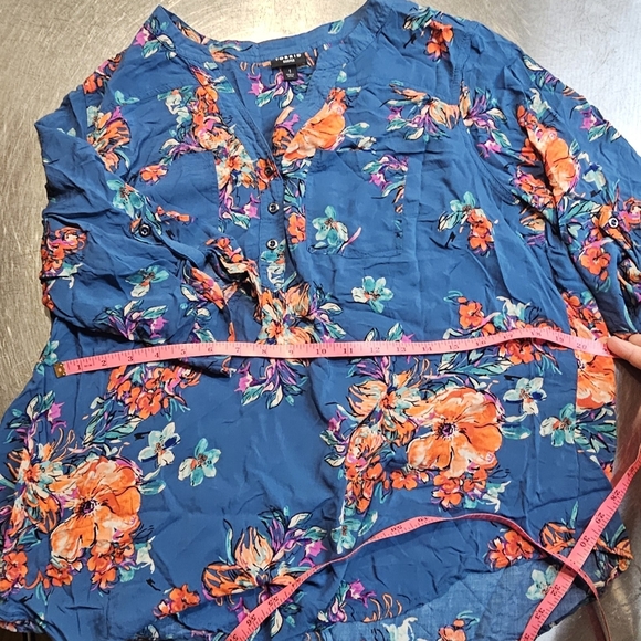 Torrid Harper size 1 plus Blue Floral Short Sleeve Button Accent Flowy Shirt 3/4 - Picture 5 of 7